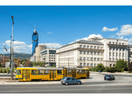 Sarajevo - Twist Tower - Tramvaj i automobili prolaze kod srednjo školske zgrade pokraj američke ambasade